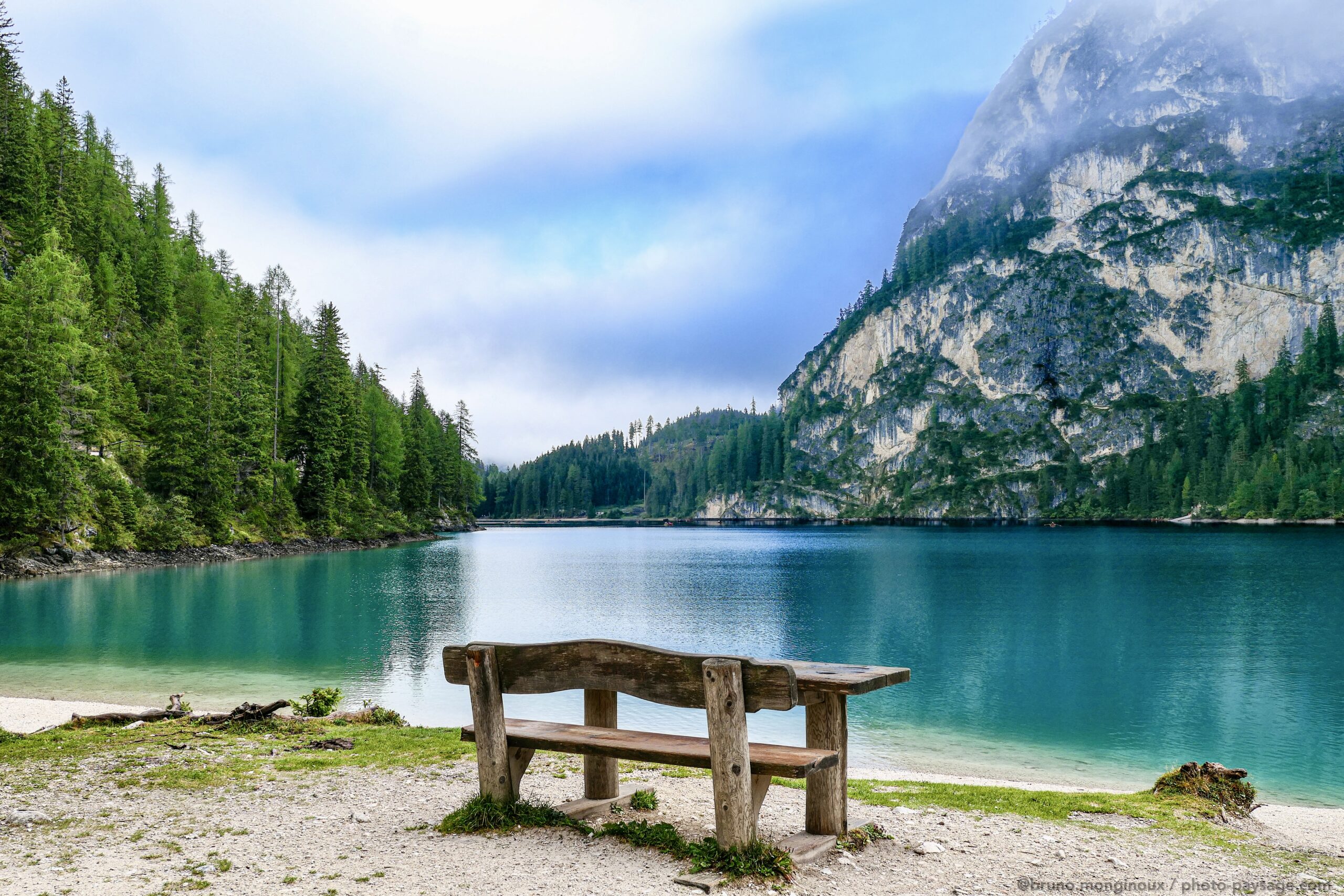 une table de pique nique et un banc face au lac de braies